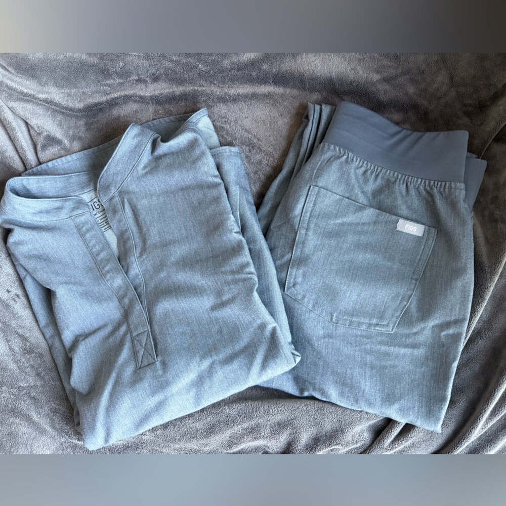 FIGS women’s scrub set